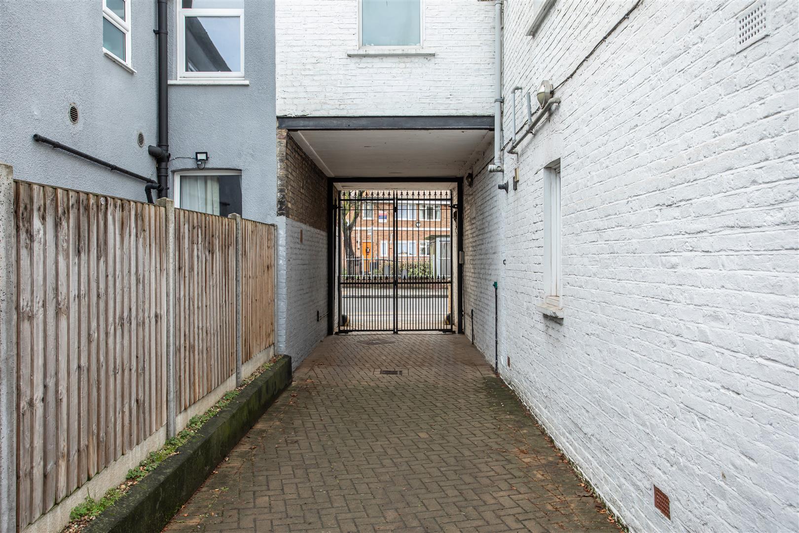 Michael Close, Bow